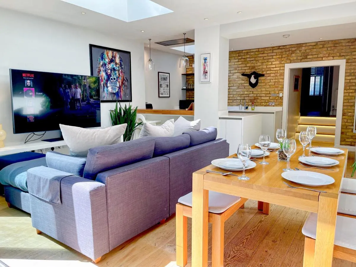 Image 5 of 2-Bedroom flat with private patio & firepit in Shepherds Bush near Hammersmith by NourNest Apartments
