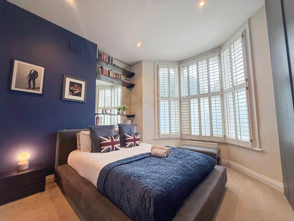 Image 4 of 2-Bedroom flat with private patio & firepit in Shepherds Bush near Hammersmith by NourNest Apartments