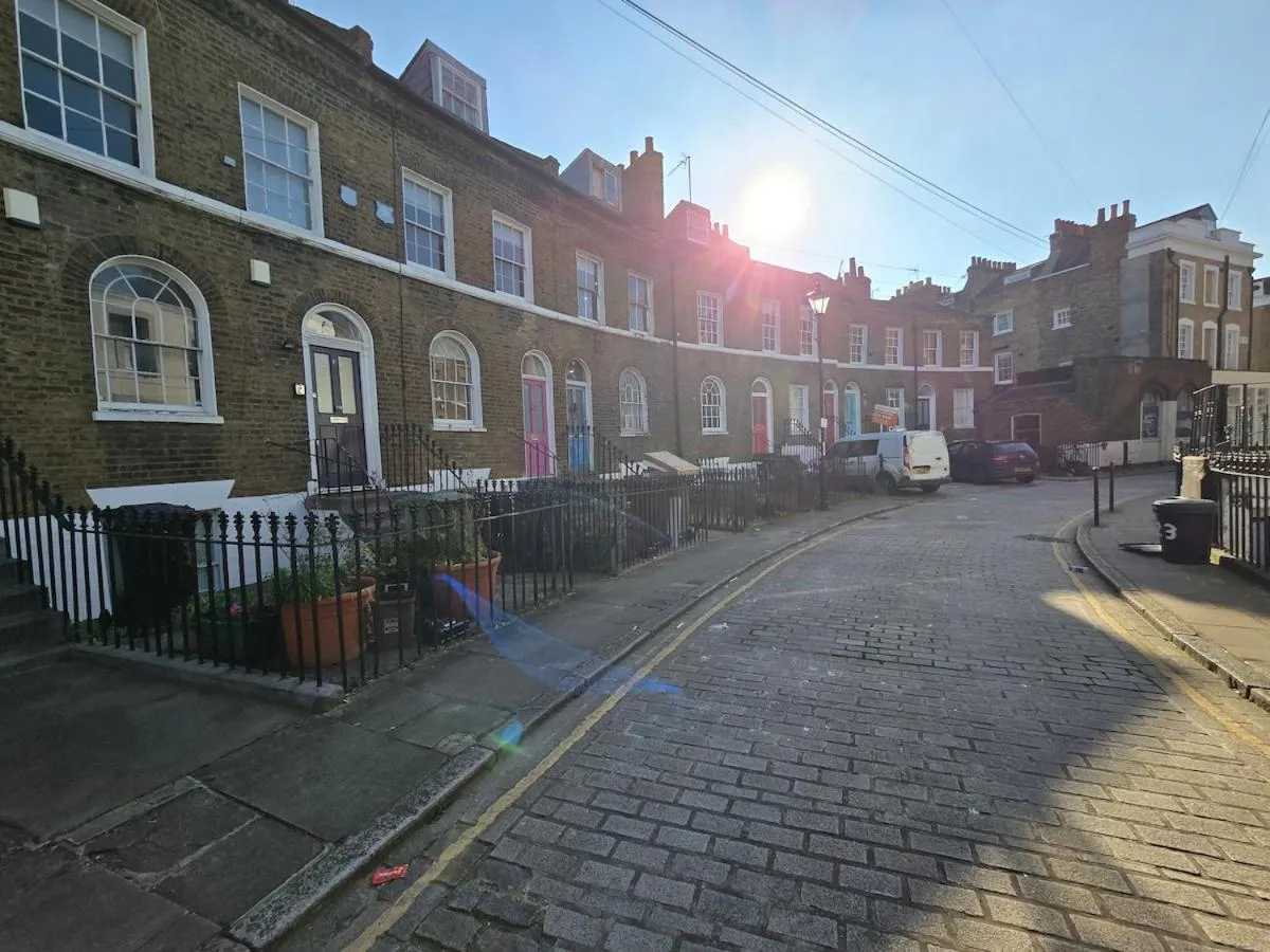 Image 5 of 2 BD Gorgeous Kings Cross Residency