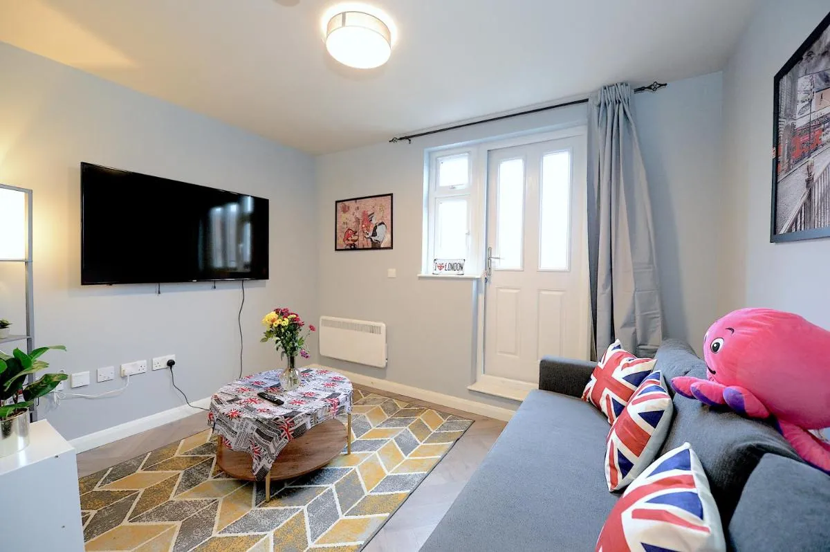 Image 5 of 2 BED TERRACED FLAT PICCADILLY LINE