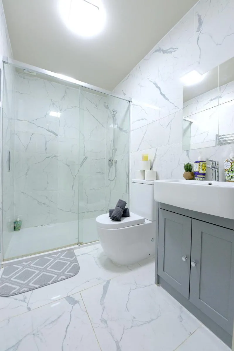Image 4 of 2 BED TERRACED FLAT PICCADILLY LINE