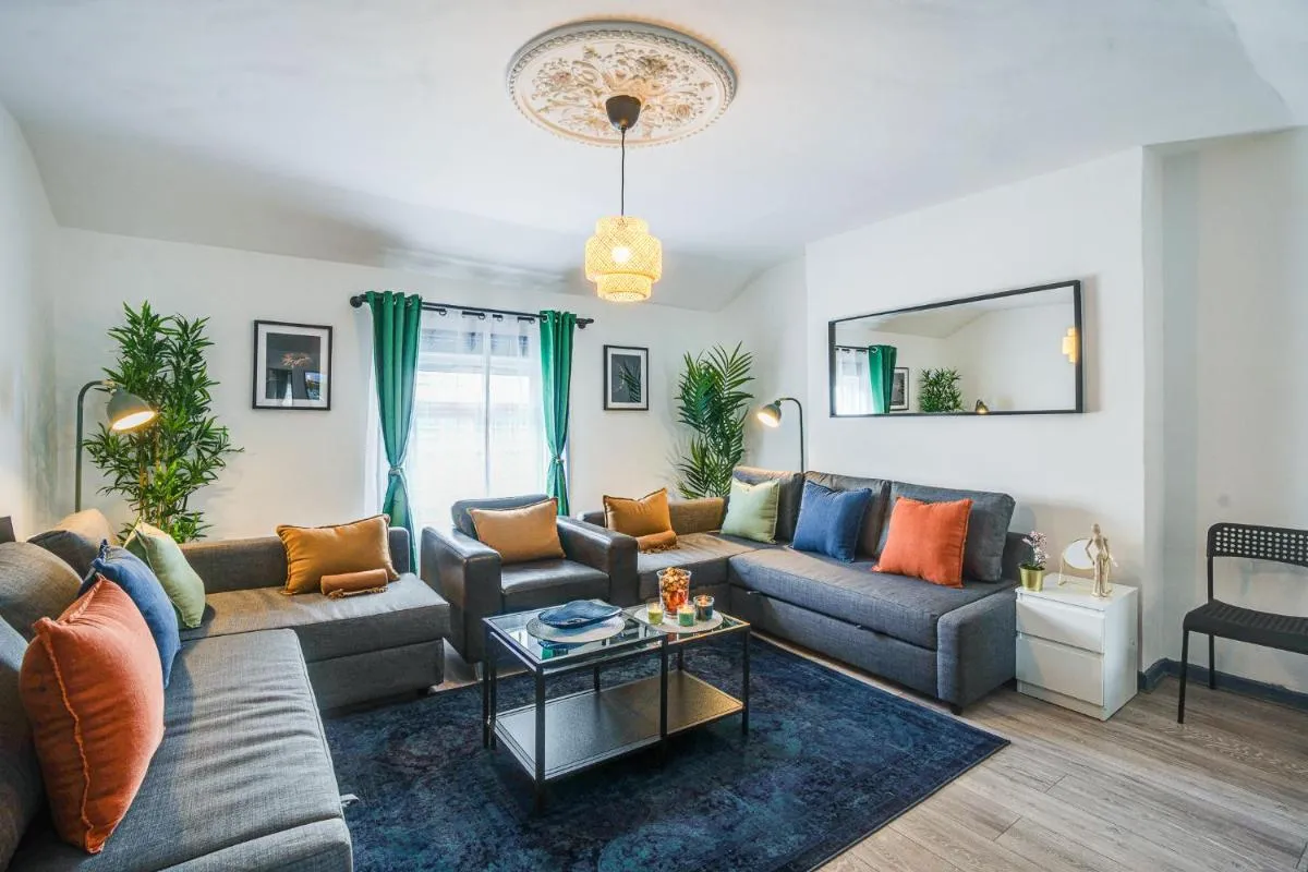 Image 5 of 2 BR 2BA Holland Park Stay By Plotseeker