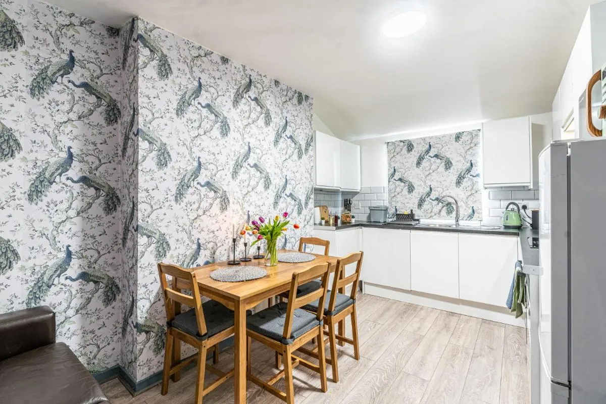 Image 4 of 2 BR 2BA Holland Park Stay By Plotseeker