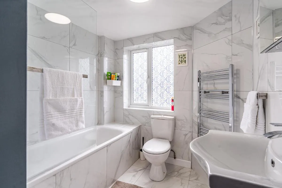 Image 3 of 2 BR 2BA Holland Park Stay By Plotseeker
