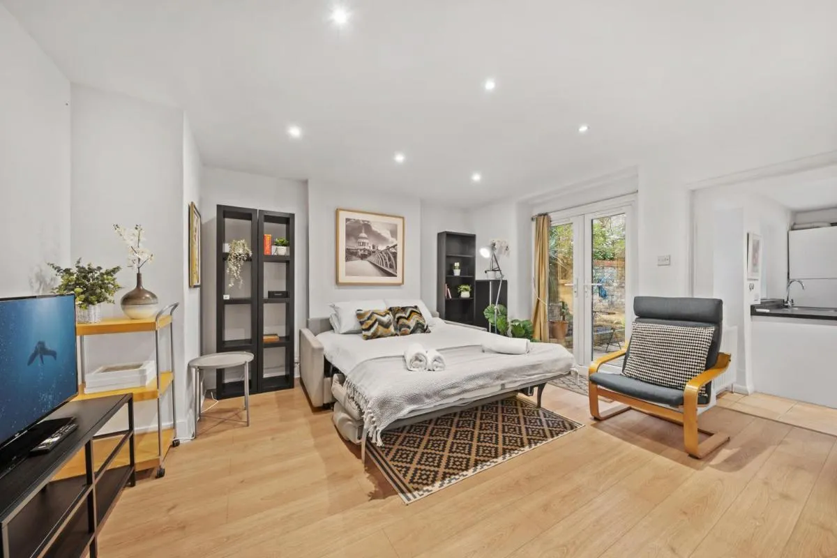 Image 5 of 2 BR garden flat in W Kensington