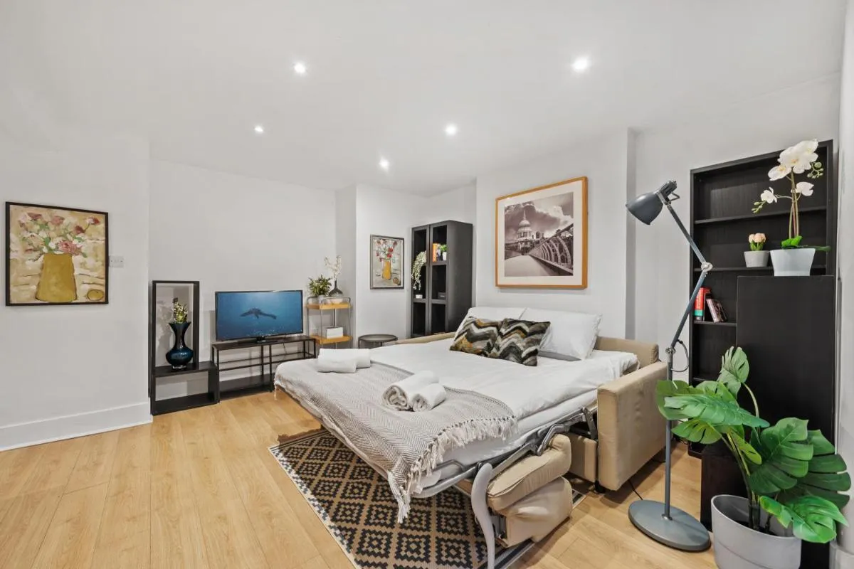 Image 4 of 2 BR garden flat in W Kensington