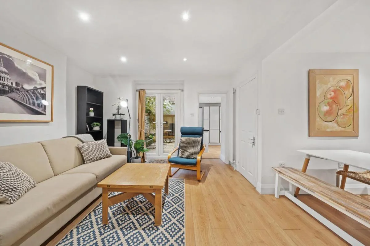 Image 3 of 2 BR garden flat in W Kensington