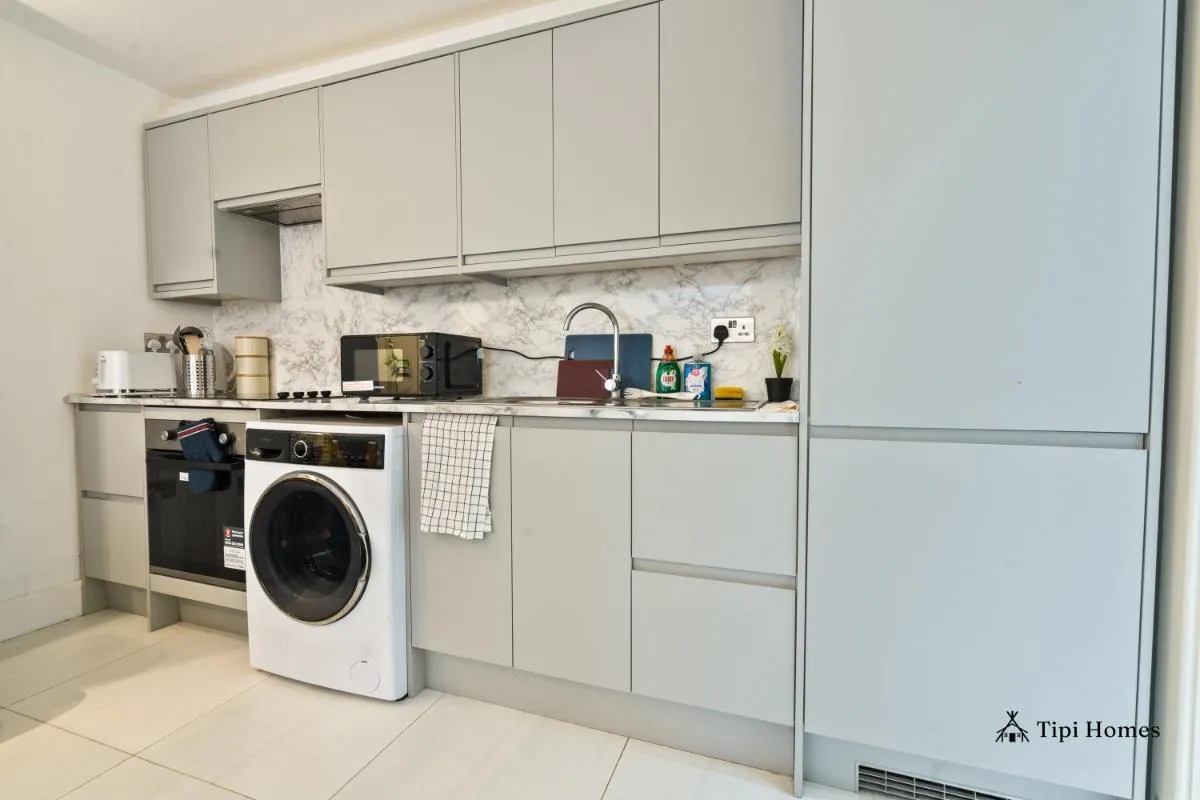Image 4 of 2 Bed 2 Bath, Golders Green, Near Central London