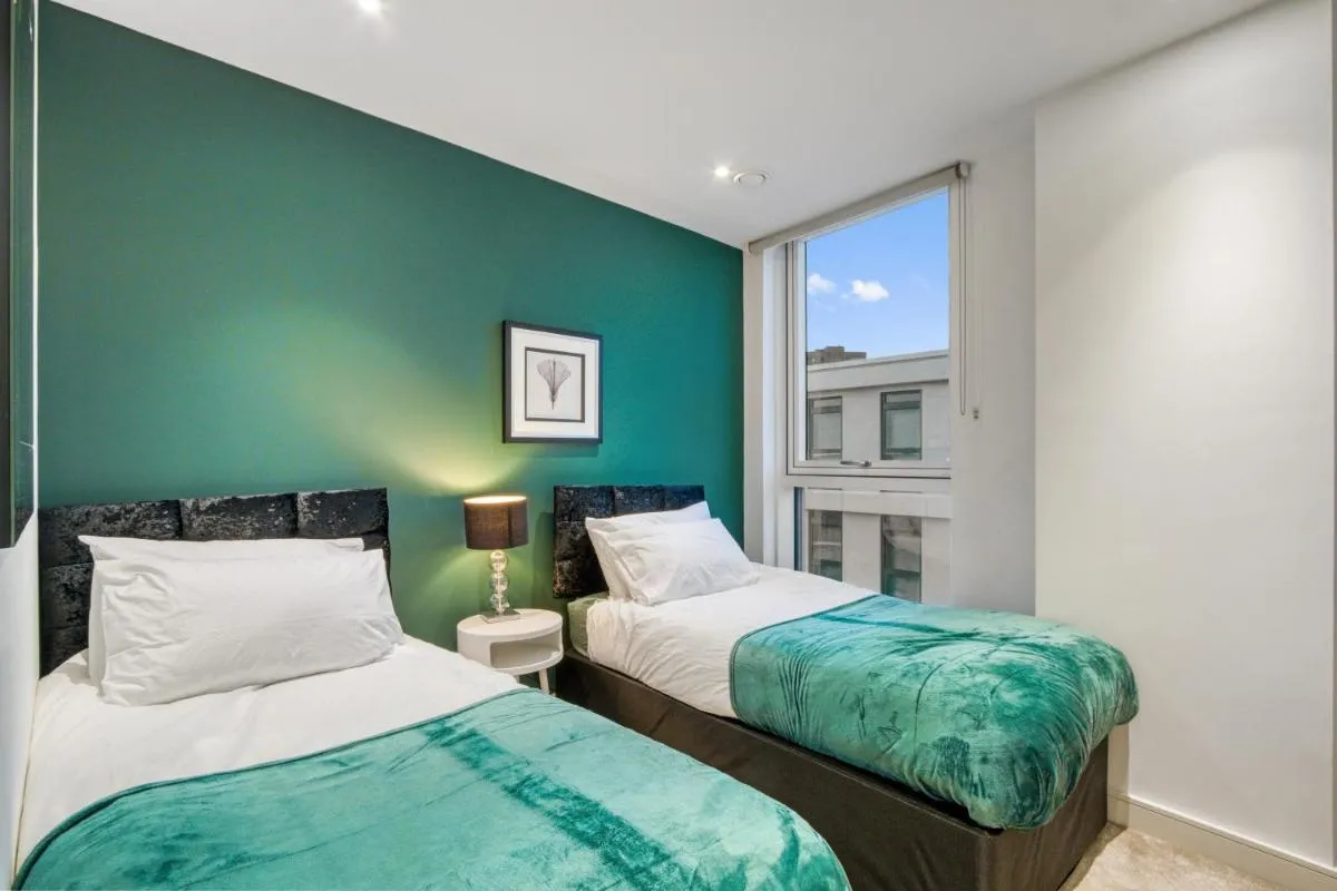 Image 2 of 2 Bed 2 Bath Next to Nine Elms Station – Zone 1
