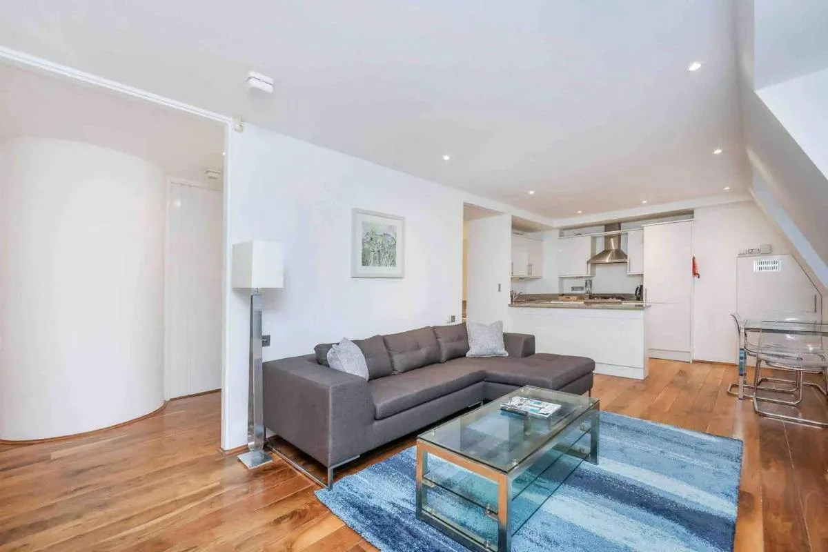 Image 4 of 2 Bed Apartment- Regent Street!