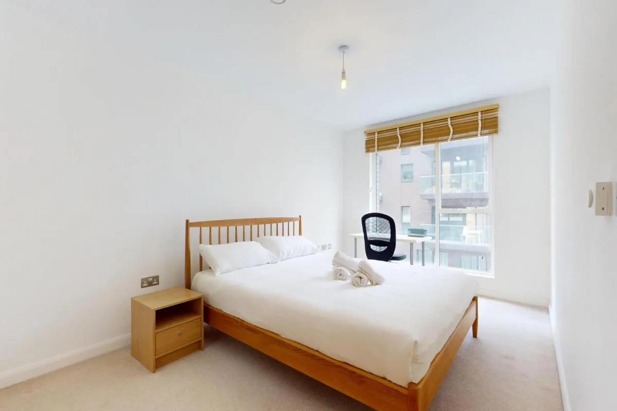 Image 3 of 2 Bed By River Thames & 11 Min to Greenwich Station