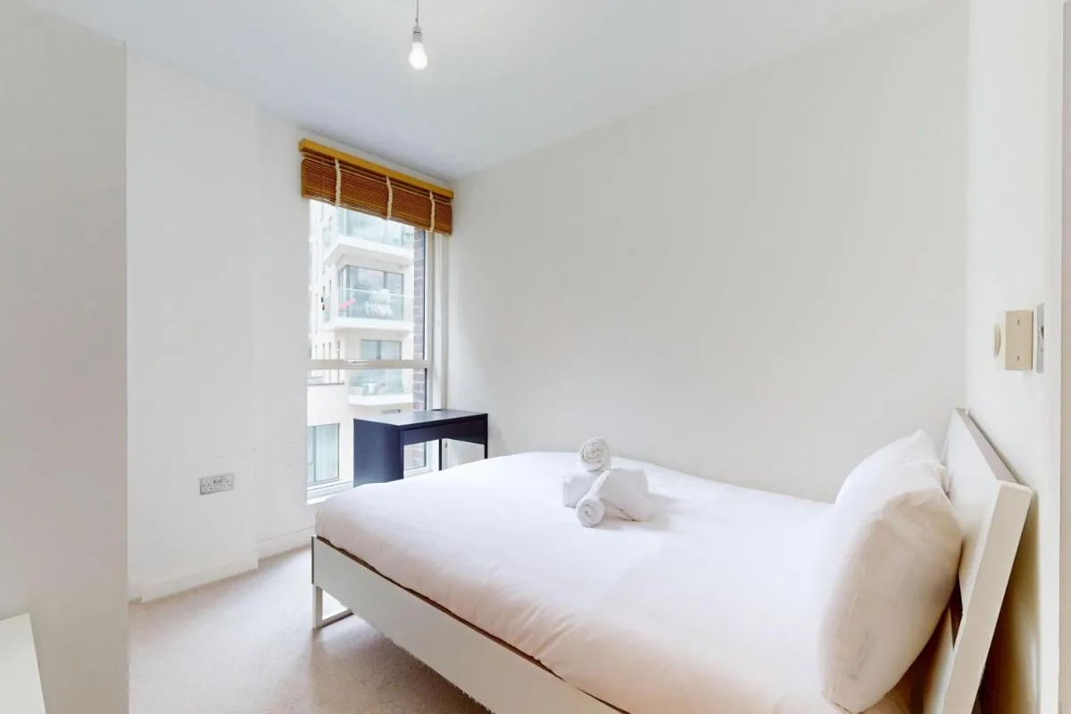Image 4 of 2 Bed By River Thames & 11 Min to Greenwich Station