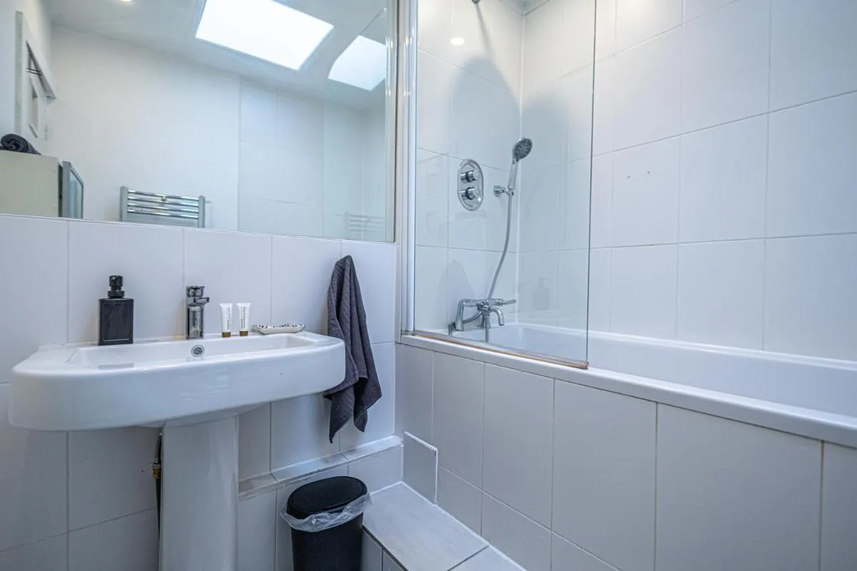 Image 3 of 2 Bed Camden Town sec to tube