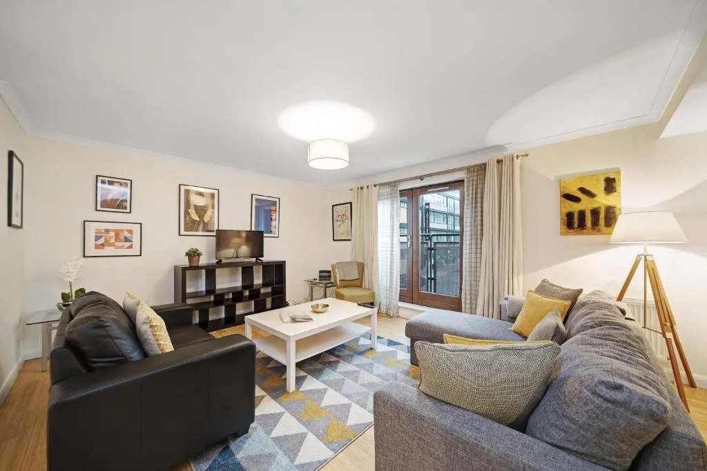 2 Bed Chic Apartment near Shoreditch & Liverpool St FREE WIFI & PARKING by City Stay Aparts London