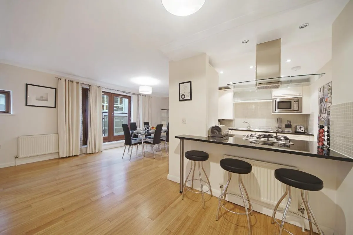 Image 4 of 2 Bed Chic Apartment near Shoreditch & Liverpool St FREE WIFI & PARKING by City Stay Aparts London