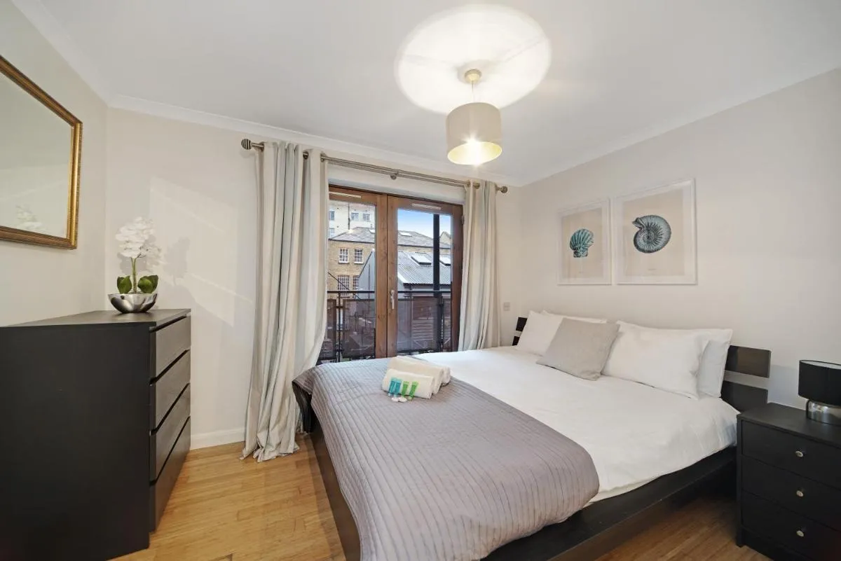 Image 5 of 2 Bed Chic Apartment near Shoreditch & Liverpool St FREE WIFI & PARKING by City Stay Aparts London