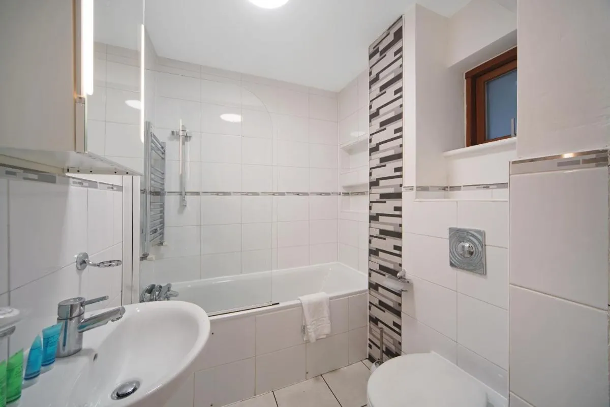Image 3 of 2 Bed Chic Apartment near Shoreditch & Liverpool St FREE WIFI & PARKING by City Stay Aparts London