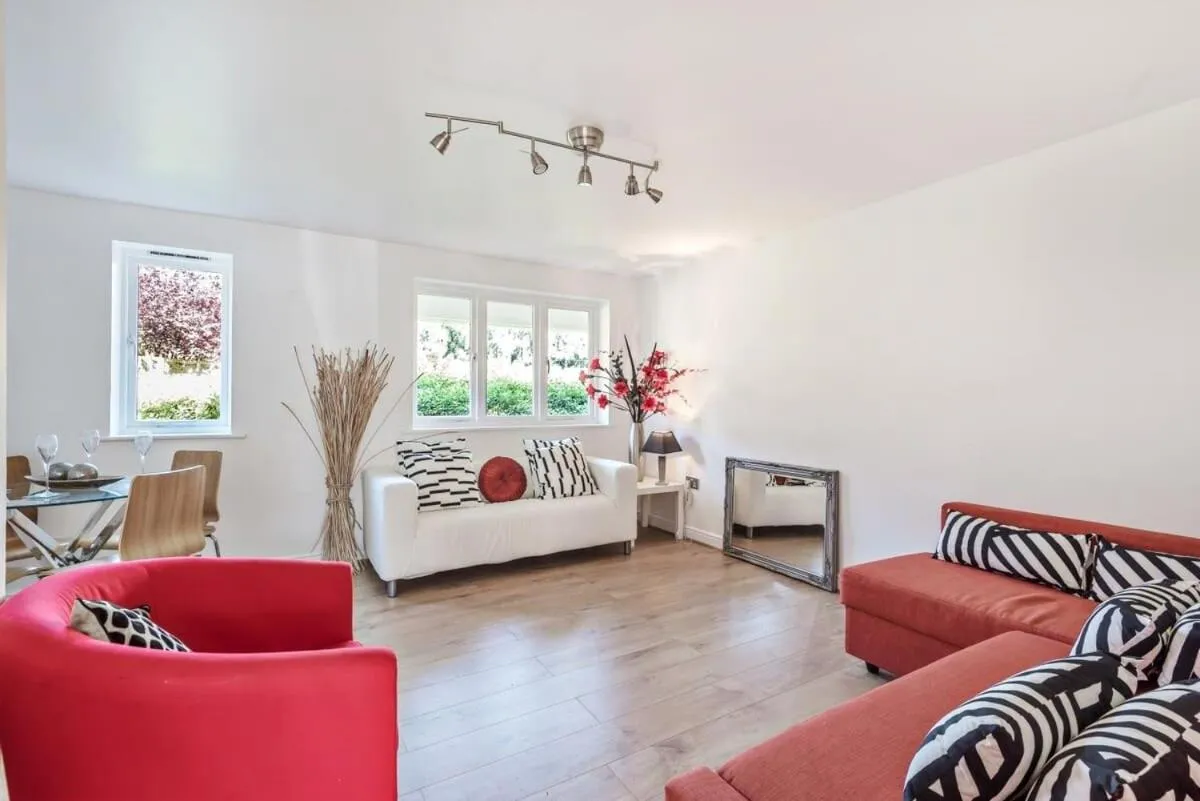 Image 3 of 2 Bed Flat, Dedicated workspace, Parking, 4KTV
