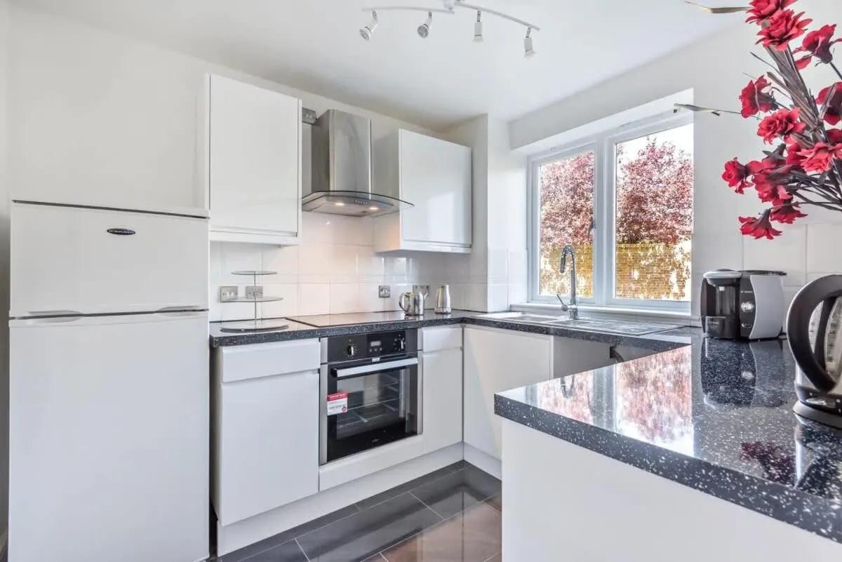 Image 4 of 2 Bed Flat, Dedicated workspace, Parking, 4KTV