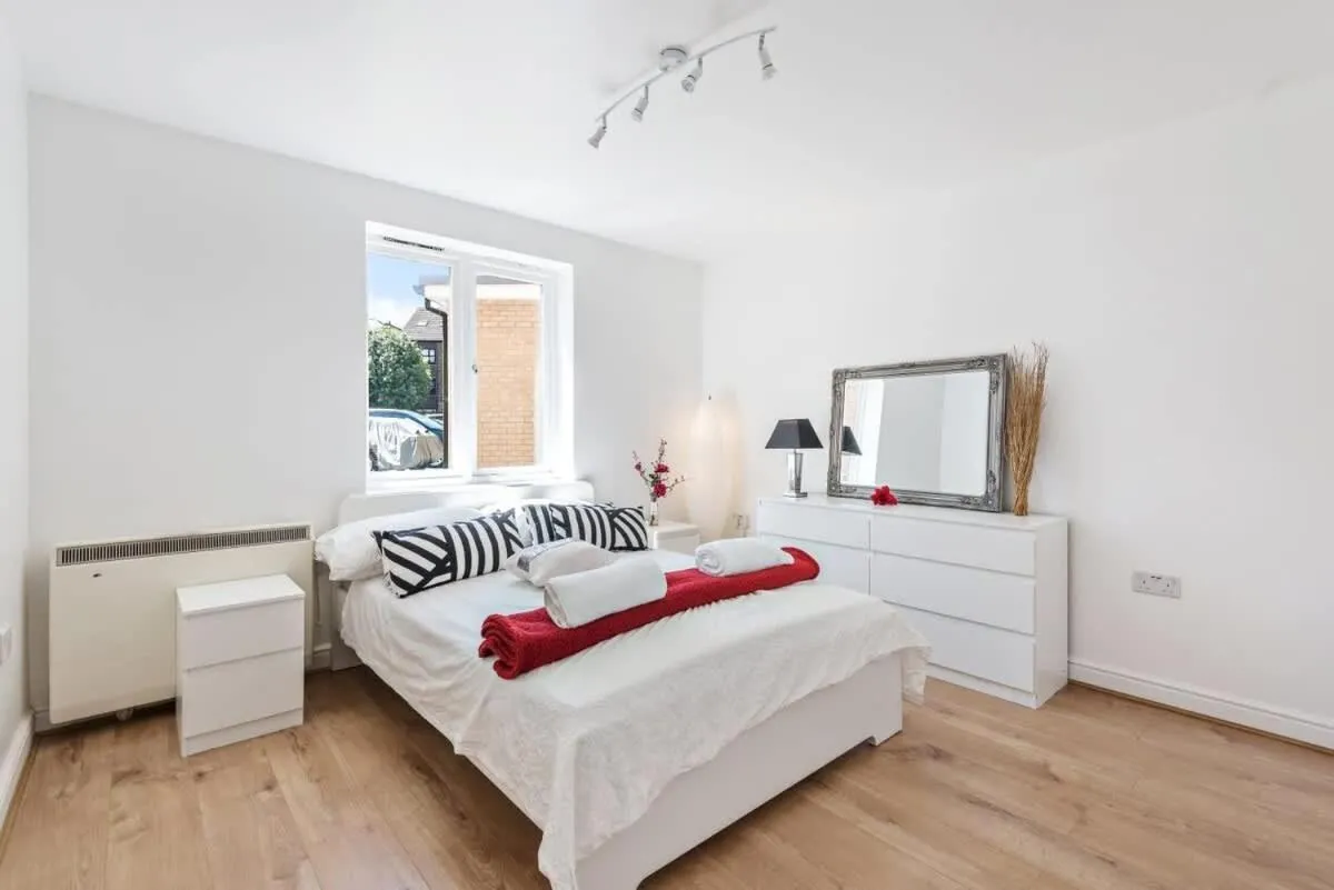 Image 5 of 2 Bed Flat, Dedicated workspace, Parking, 4KTV