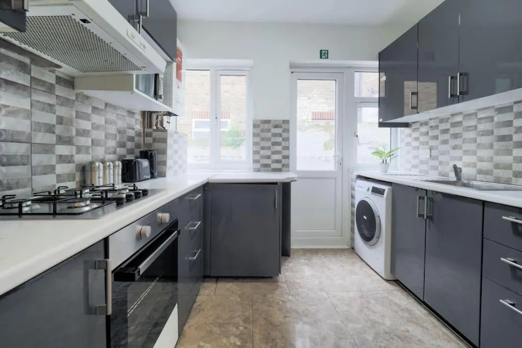 Image 5 of 2 Bed Flat In Heart Of Kilburn With Full Kitchen London
