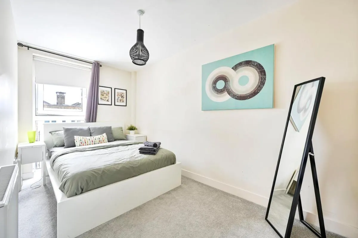 Image 3 of 2 Bed Flat Next Old Street Tube