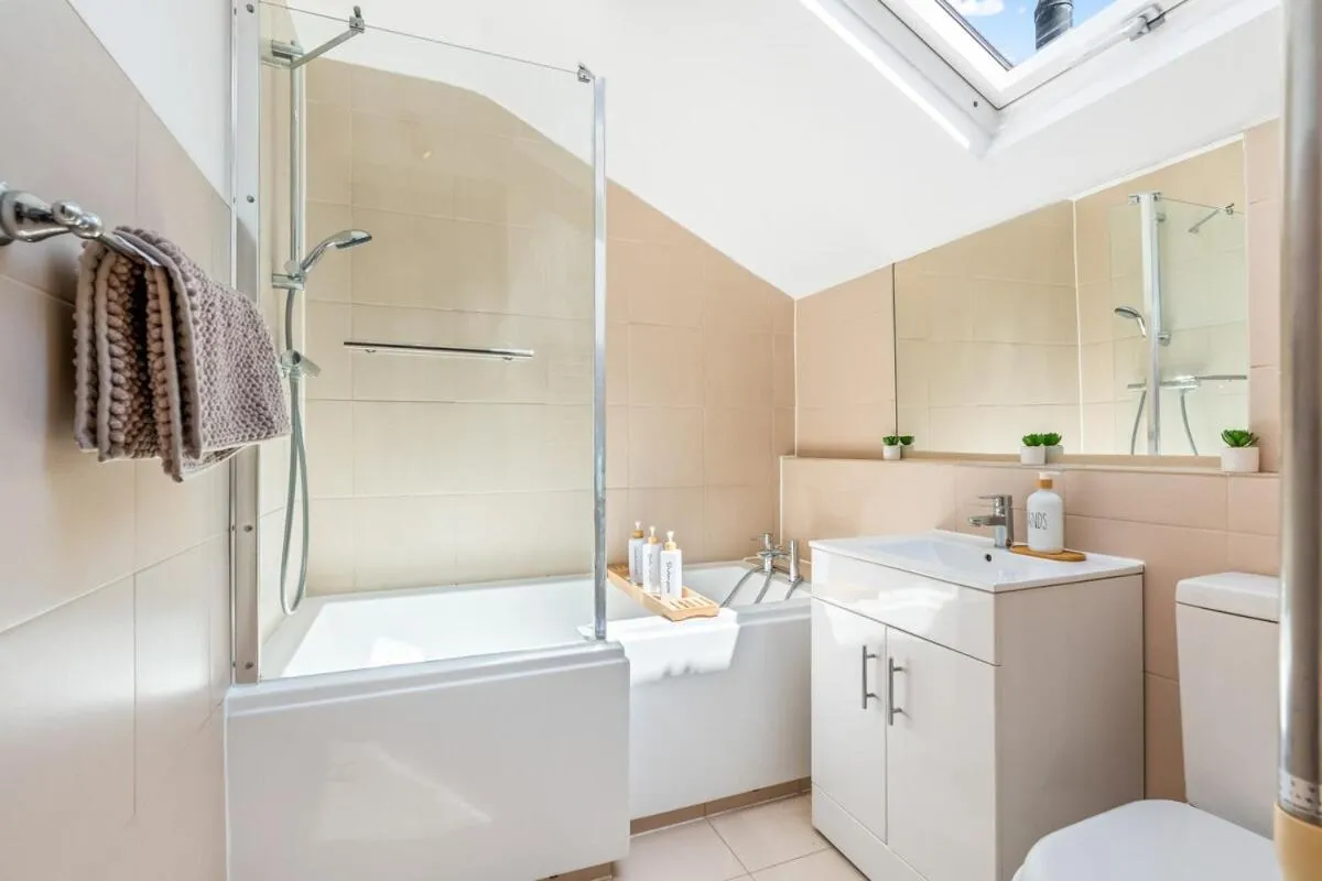 Image 3 of 2 Bed House ,Close to Bromley South Station , Free Parking