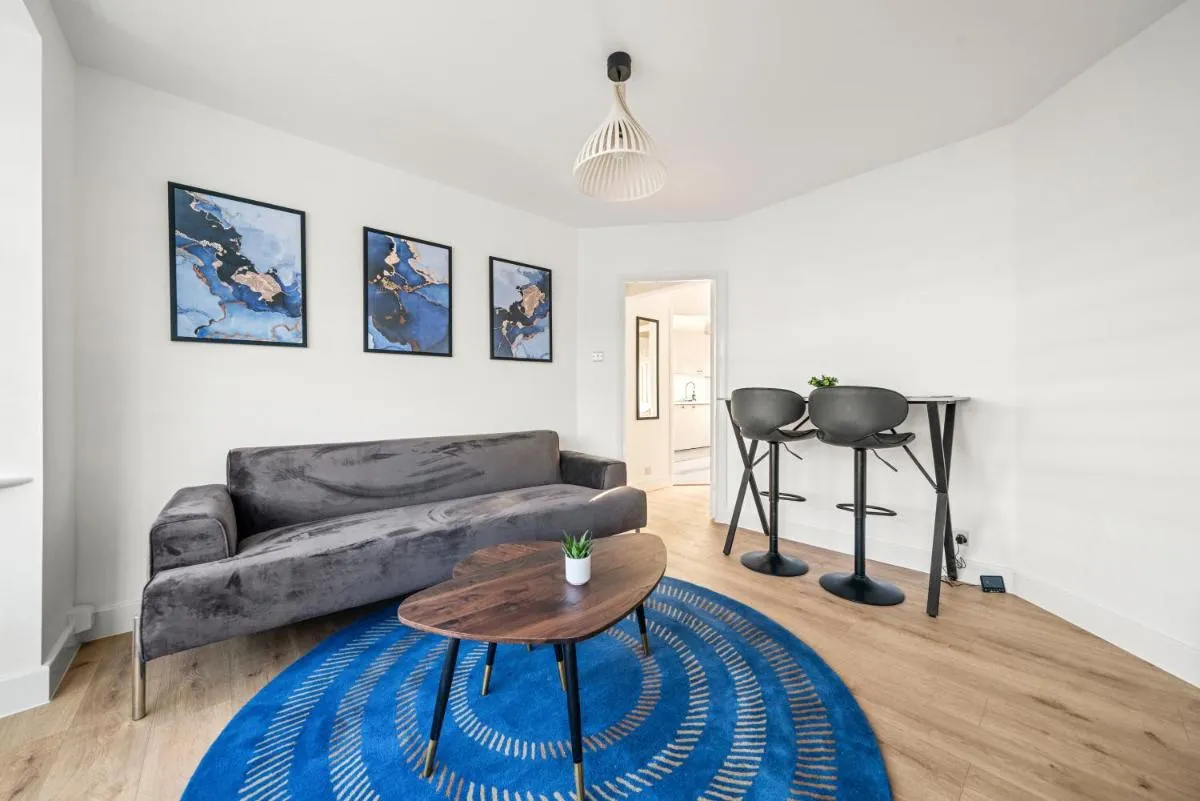 Image 4 of 2 Bed Luxury Parking and Garden – Close to Heathrow