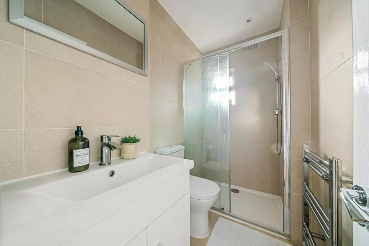 Image 3 of 2 Bed Luxury Parking and Garden – Close to Heathrow
