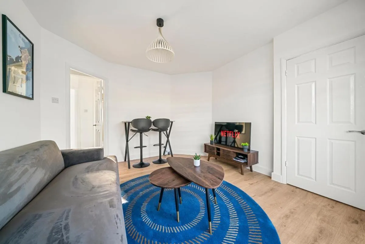 Image 5 of 2 Bed Luxury Parking and Garden – Close to Heathrow