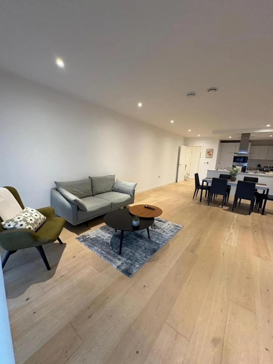 Image 4 of 2 Bed Luxury Property with Balcony King Cross