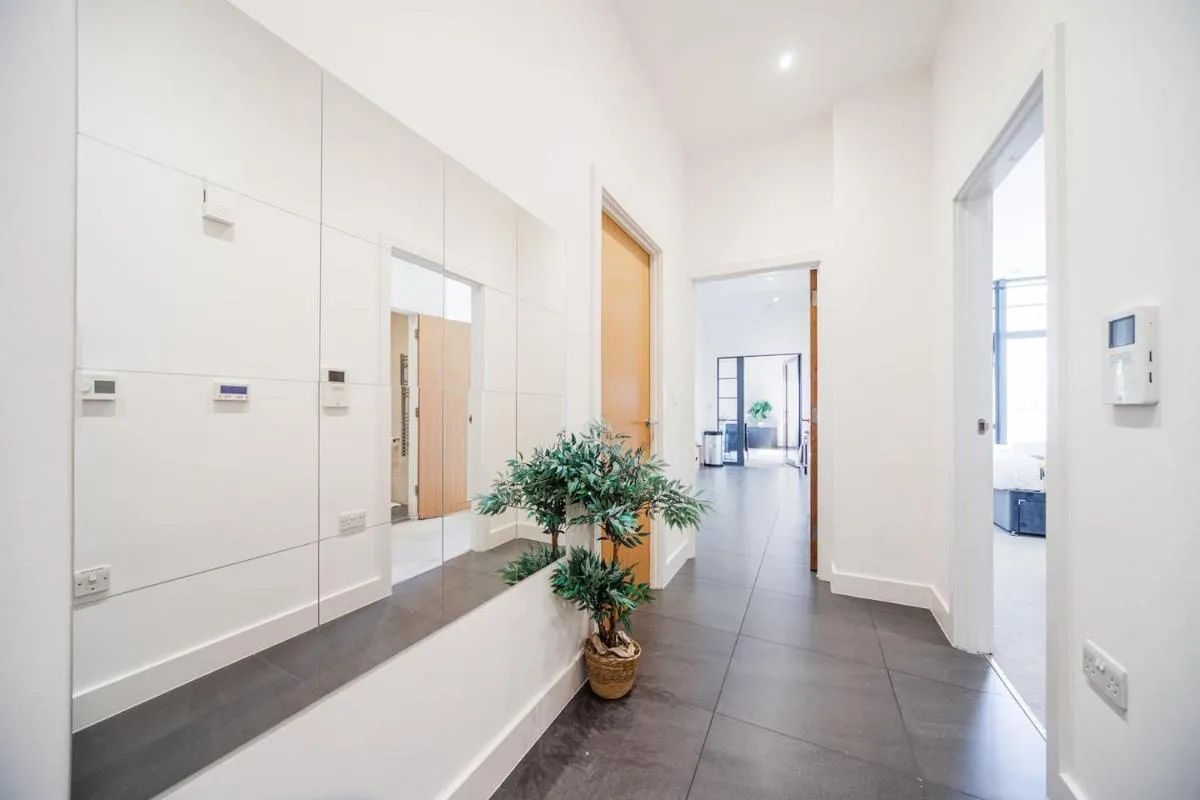 Image 3 of 2 Bed Oasis London Flat-O2-Excel-Canary Wharf- Shops- Trains -Free Parking,Wifi 500mb & Flex Check In