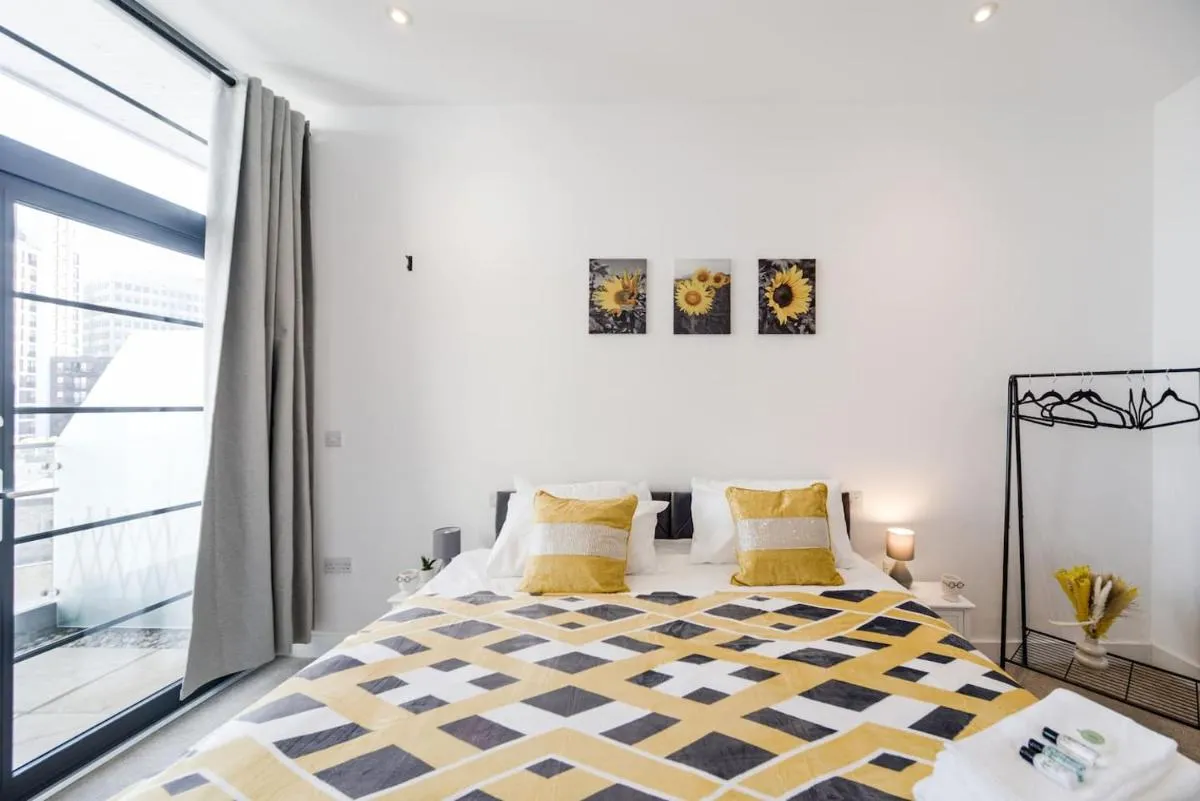 Image 2 of 2 Bed Oasis London Flat-O2-Excel-Canary Wharf- Shops- Trains -Free Parking,Wifi 500mb & Flex Check In