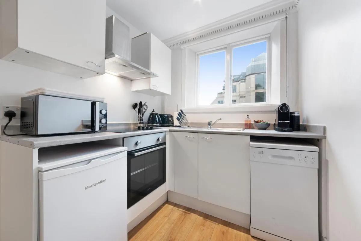 Image 4 of 2 Bed Piccadilly Apartment 4