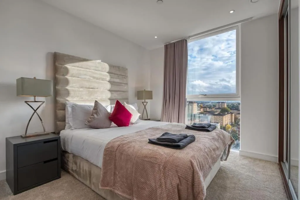 Image 2 of 2 Bed & 2 Bath Next to Nine Elms Station – Zone 1