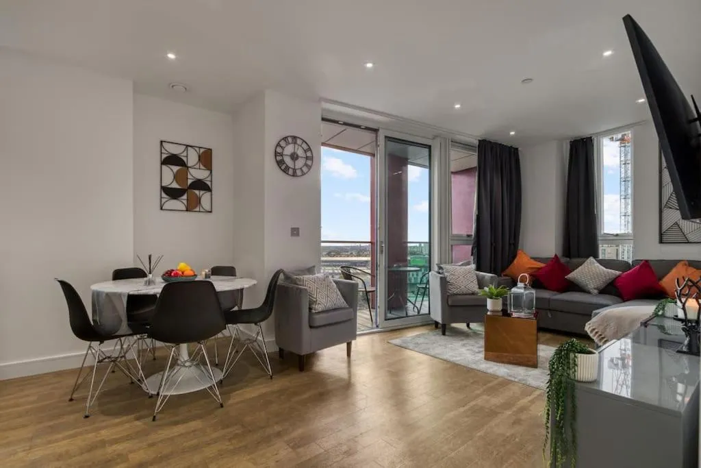 Image 4 of 2 Bed & 2 Bath Next to Nine Elms Station – Zone 1