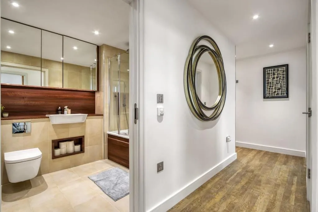 Image 3 of 2 Bed & 2 Bath Next to Nine Elms Station – Zone 1