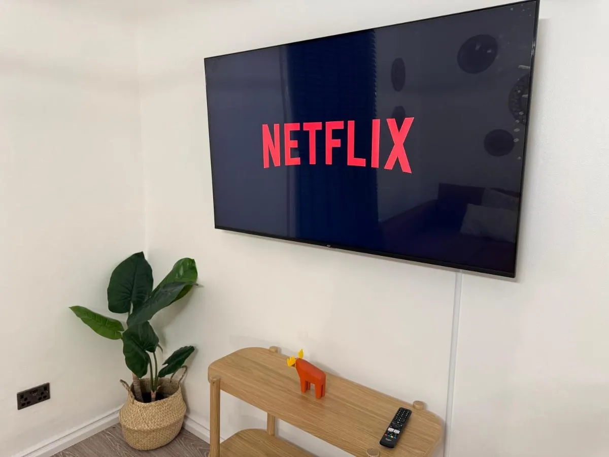 Image 2 of 2 Bed – Self Check-In – Free WiFi – Sleeps 6 – Finsbury Park – AFC
