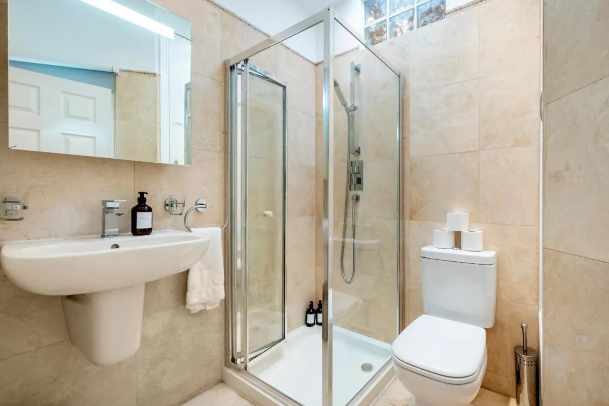 Image 3 of 2 Bedr, 3 Beds, 2 Bath Covent Garden 3-min subway
