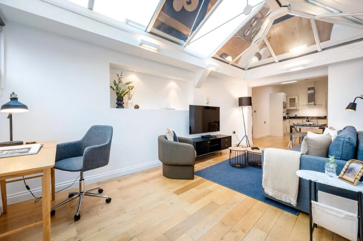 Image 5 of 2 Bedr, 3 Beds, 2 Bath Covent Garden 3-min subway