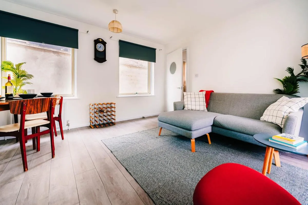 Image 4 of 2 Bedroom Apartment Near London Bridge with a Garden