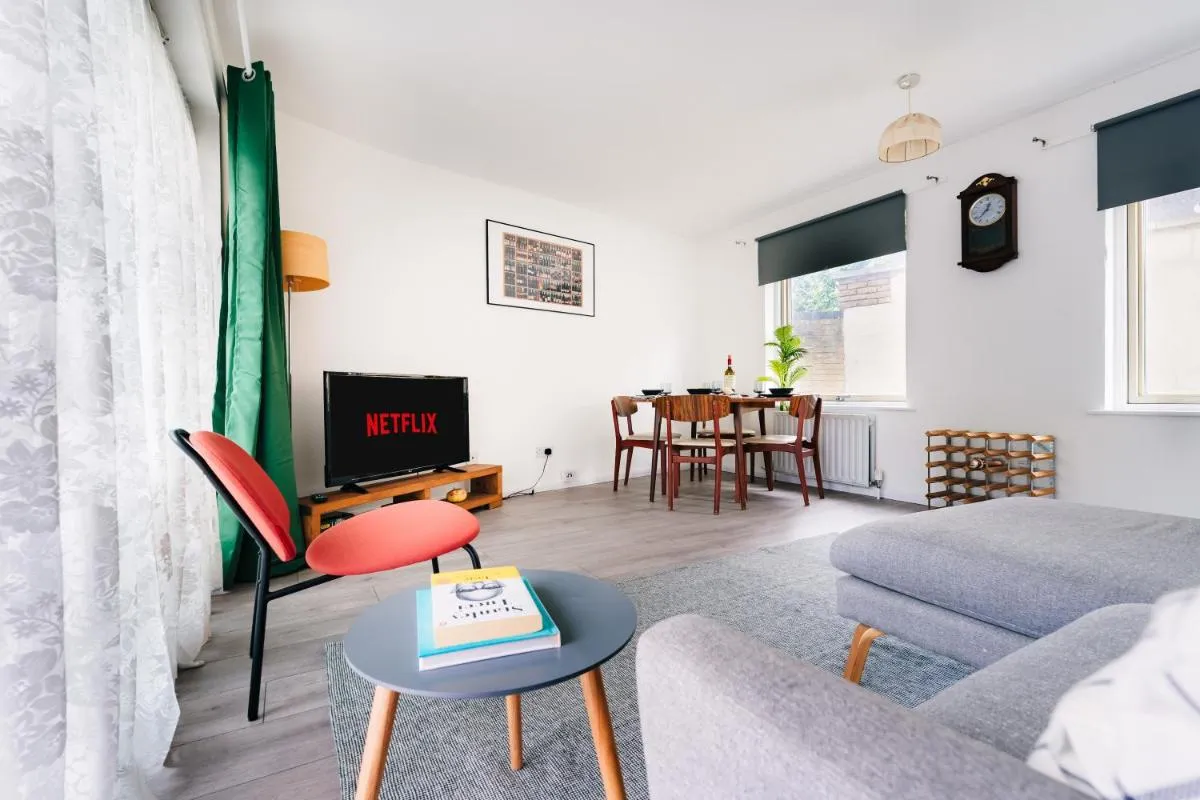 Image 5 of 2 Bedroom Apartment Near London Bridge with a Garden