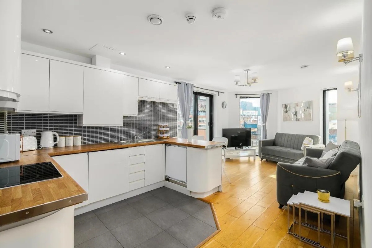Image 4 of 2 Bedroom Apartment near City Airport