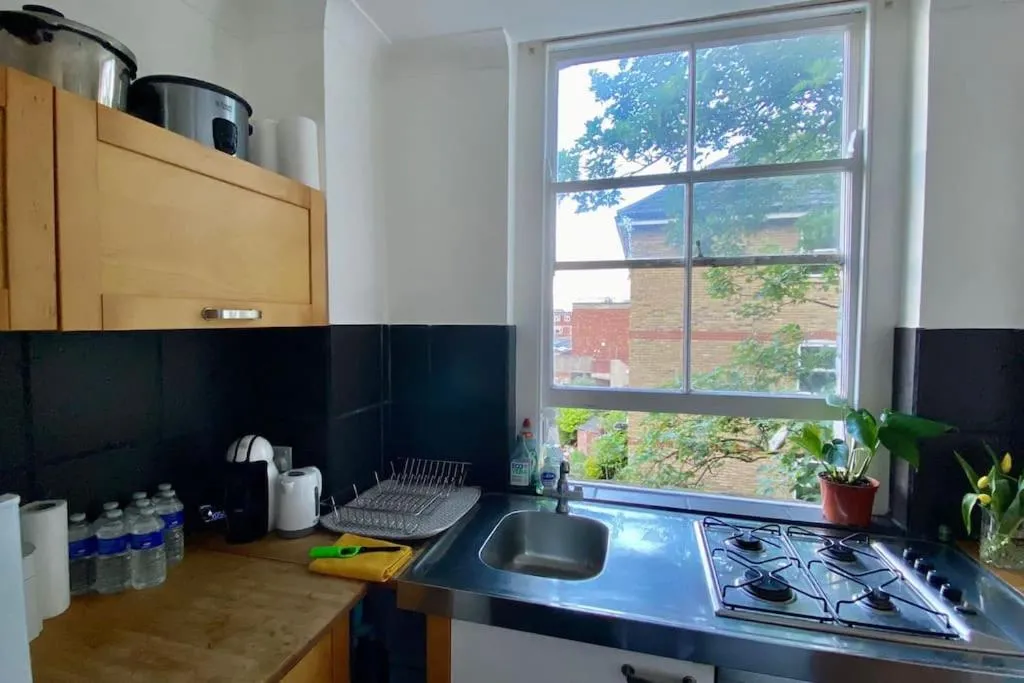 2 Bedroom Flat in Camberwell Green – Central Location with excellent connections to tourist attractions and main London airports