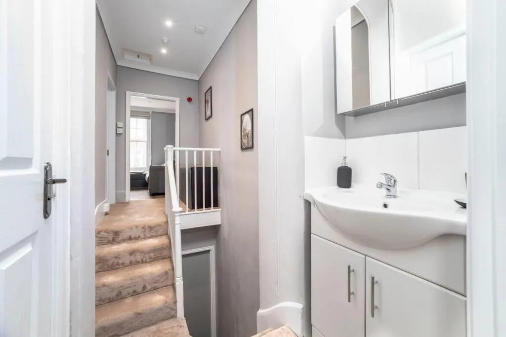 Image 3 of 2 Bedroom Flat in Notting Hill