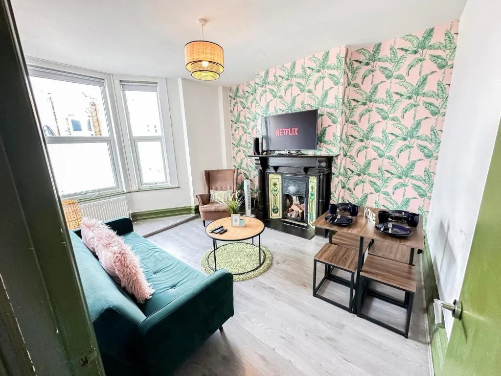Image 1 of 2 Bedroom Flat in Shepherds Bush near Westfield London & Notting Hill