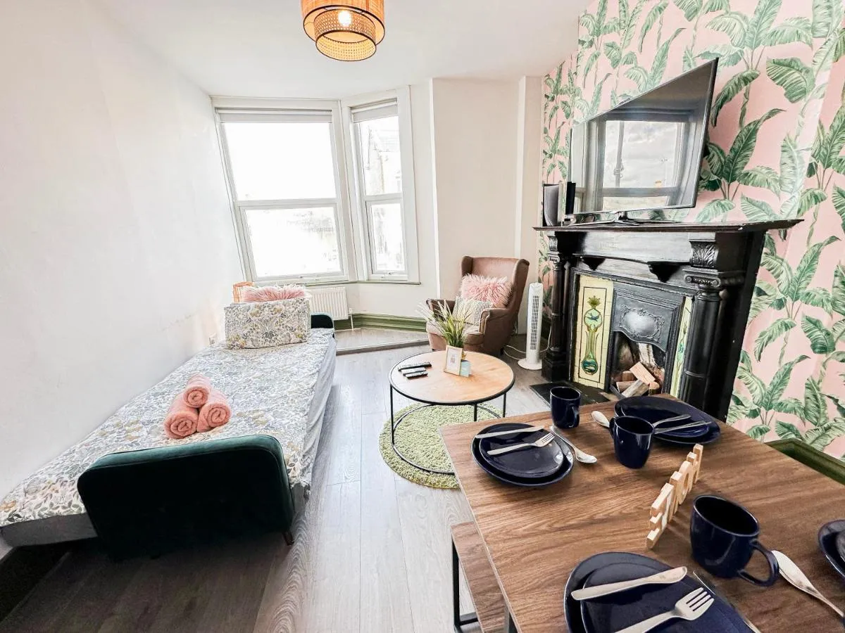 Image 2 of 2 Bedroom Flat in Shepherds Bush near Westfield London & Notting Hill