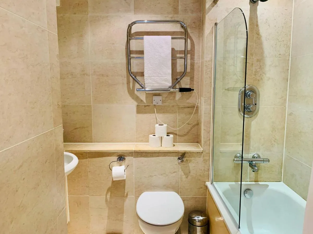 Image 3 of 2 Bedroom House Central London – Free Parking
