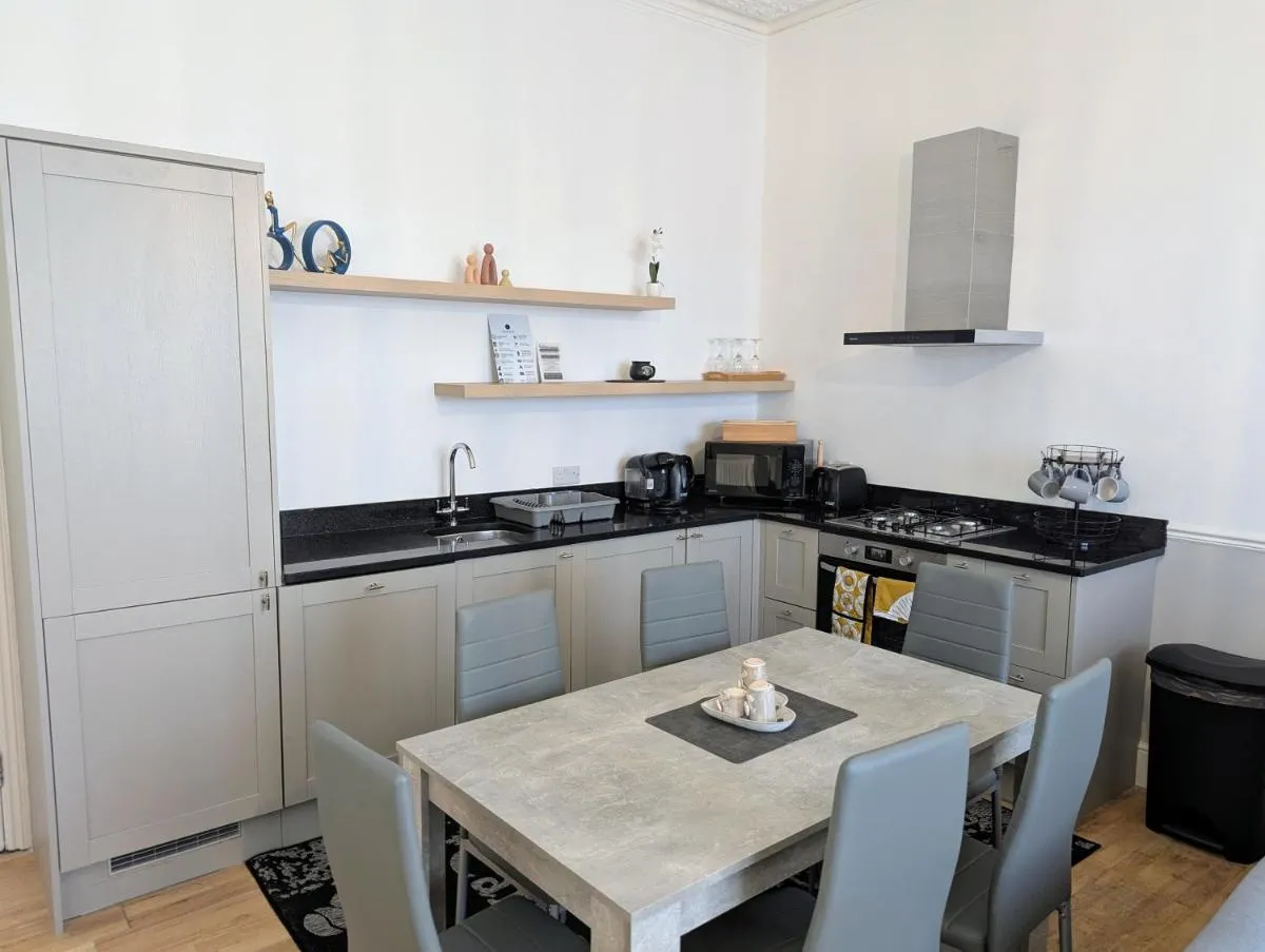 Image 2 of 2 Bedroom House with Garden and Free Parking -10 min to London Bridge and near Lewisham Hospital