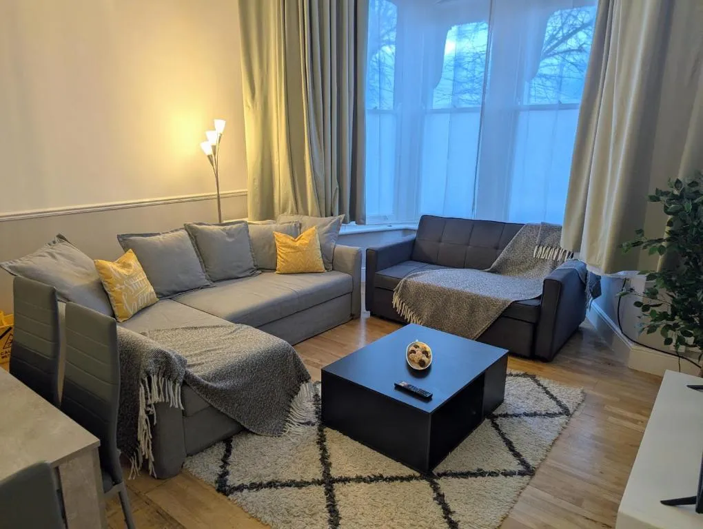 Image 1 of 2 Bedroom House with Garden and Free Parking -10 min to London Bridge and near Lewisham Hospital